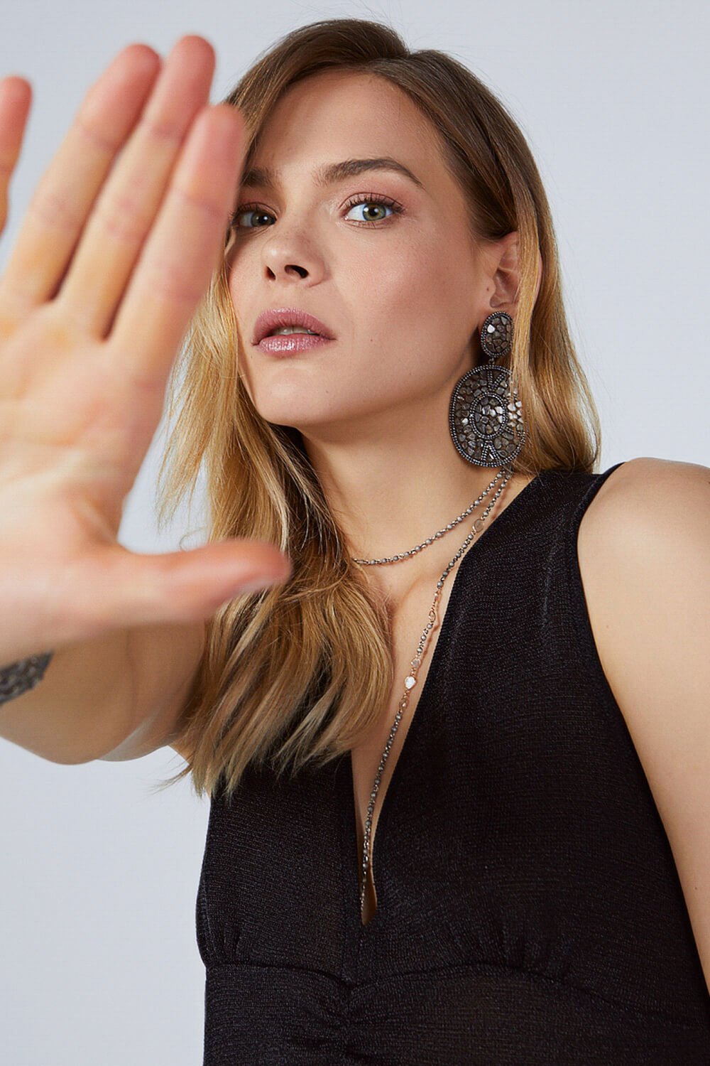 DEEP V NECKED GLITTERED TOP BLACK