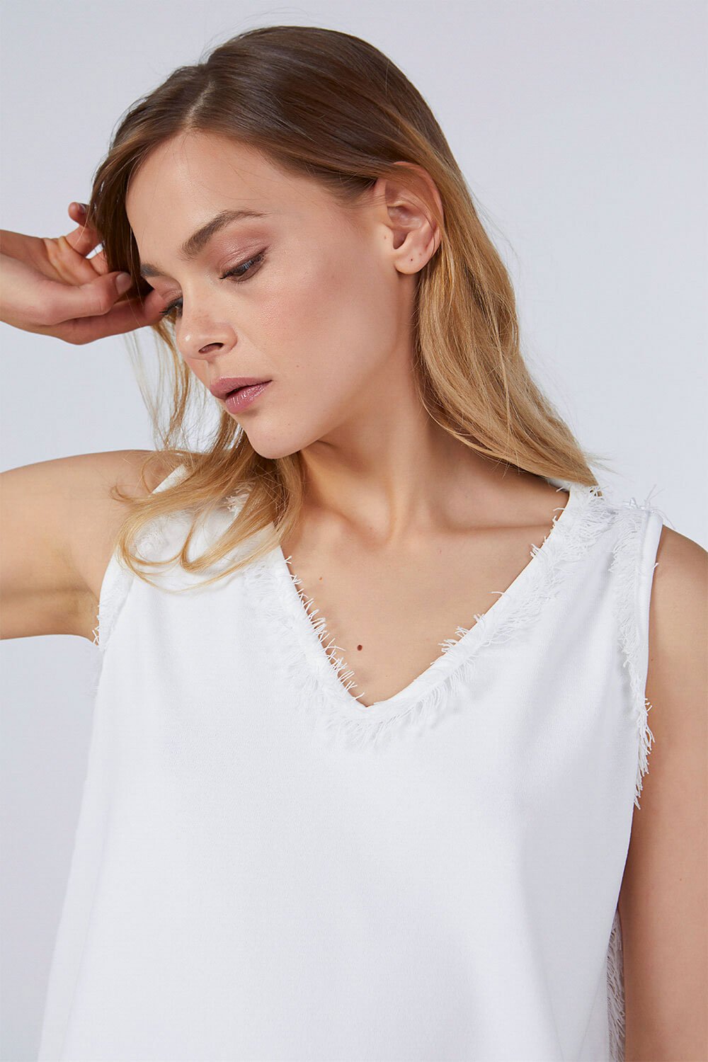 V-NECK FRINGED TOP WHITE
