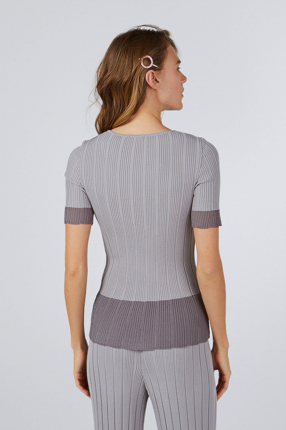 CREW NECK RIBBED TOP GRAY