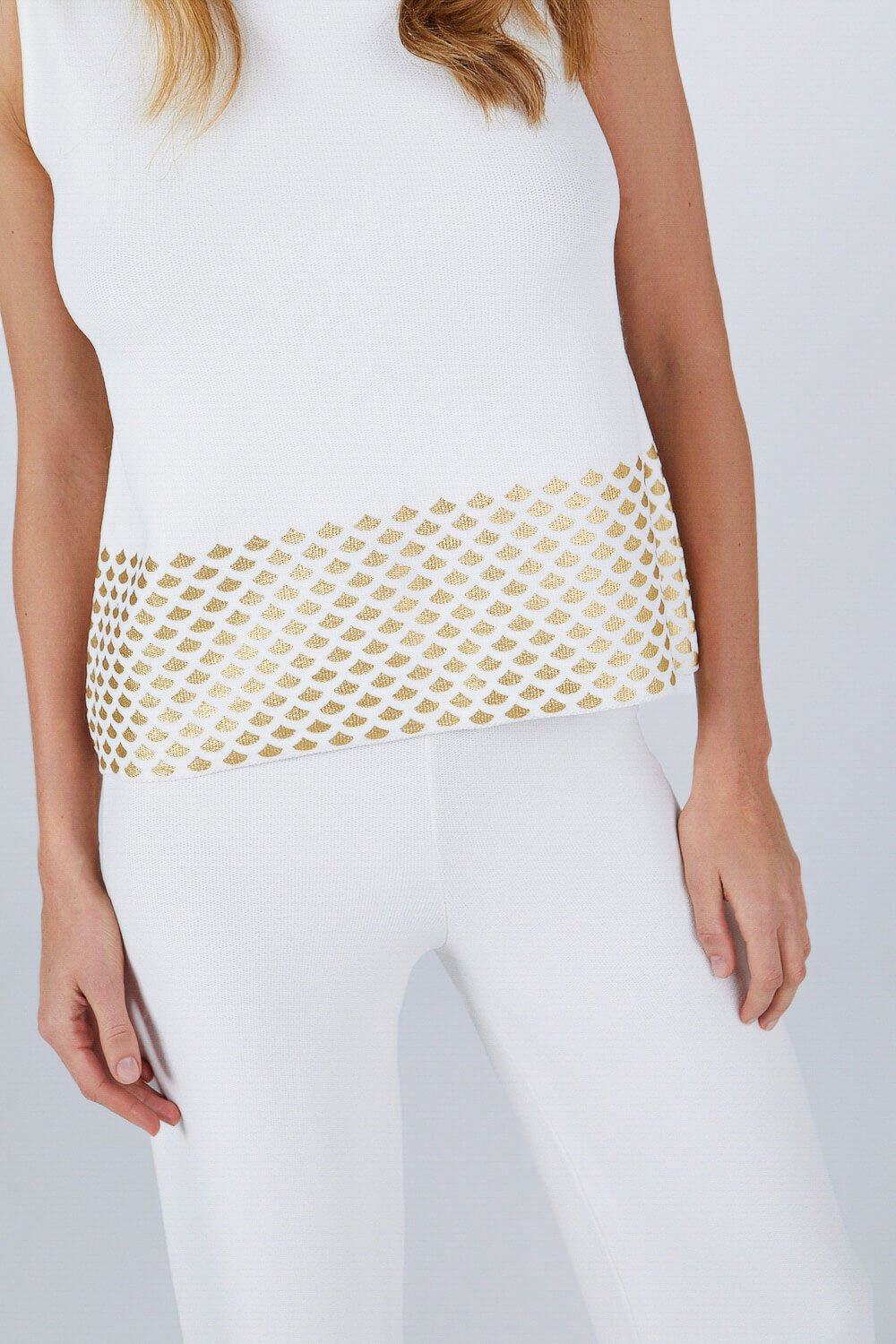 FOIL PRINTED SLEEVELESS TOP WHITE-GOLD