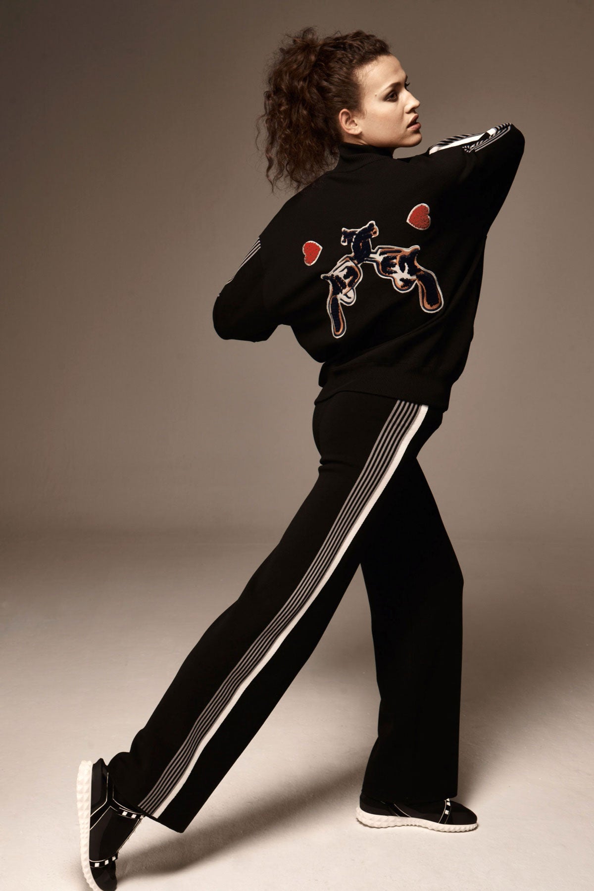 GUN EMBROIDED SWEATER TOP