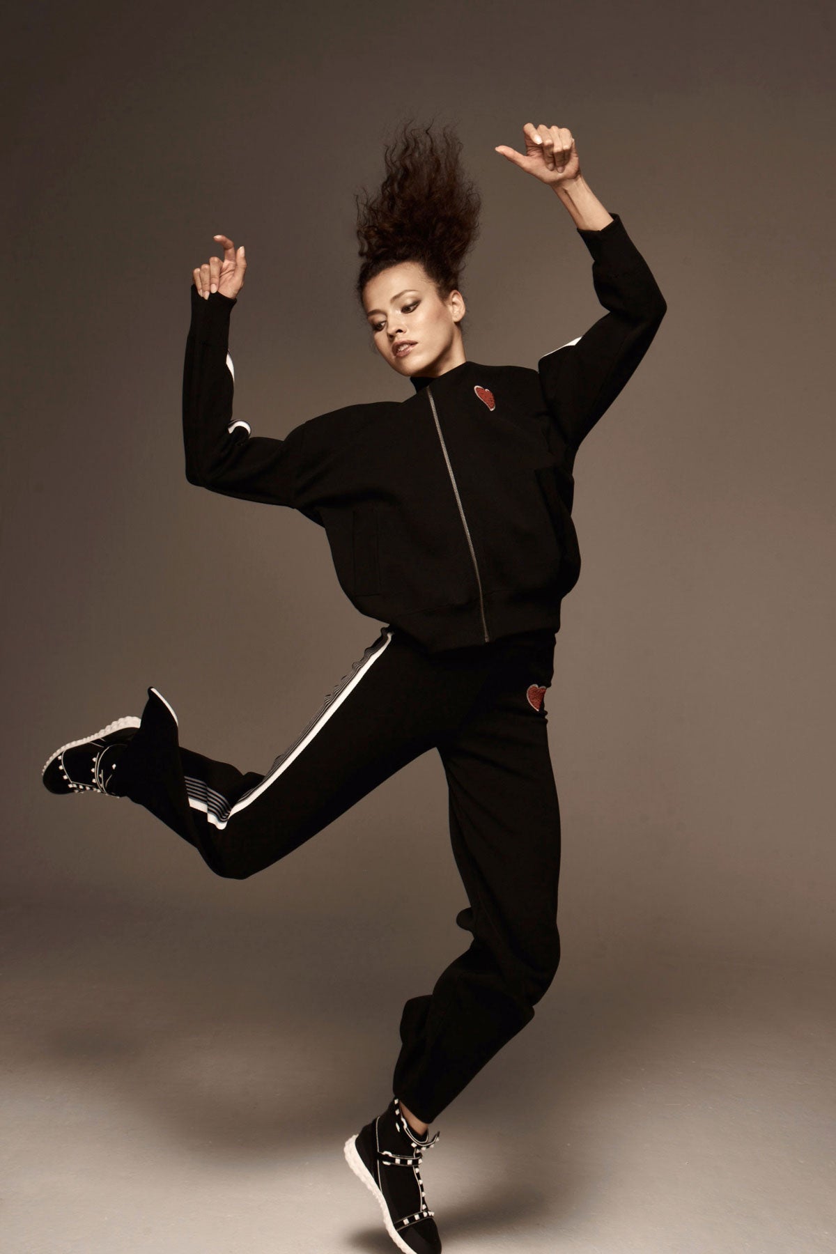 GUN EMBROIDED SWEATER TOP