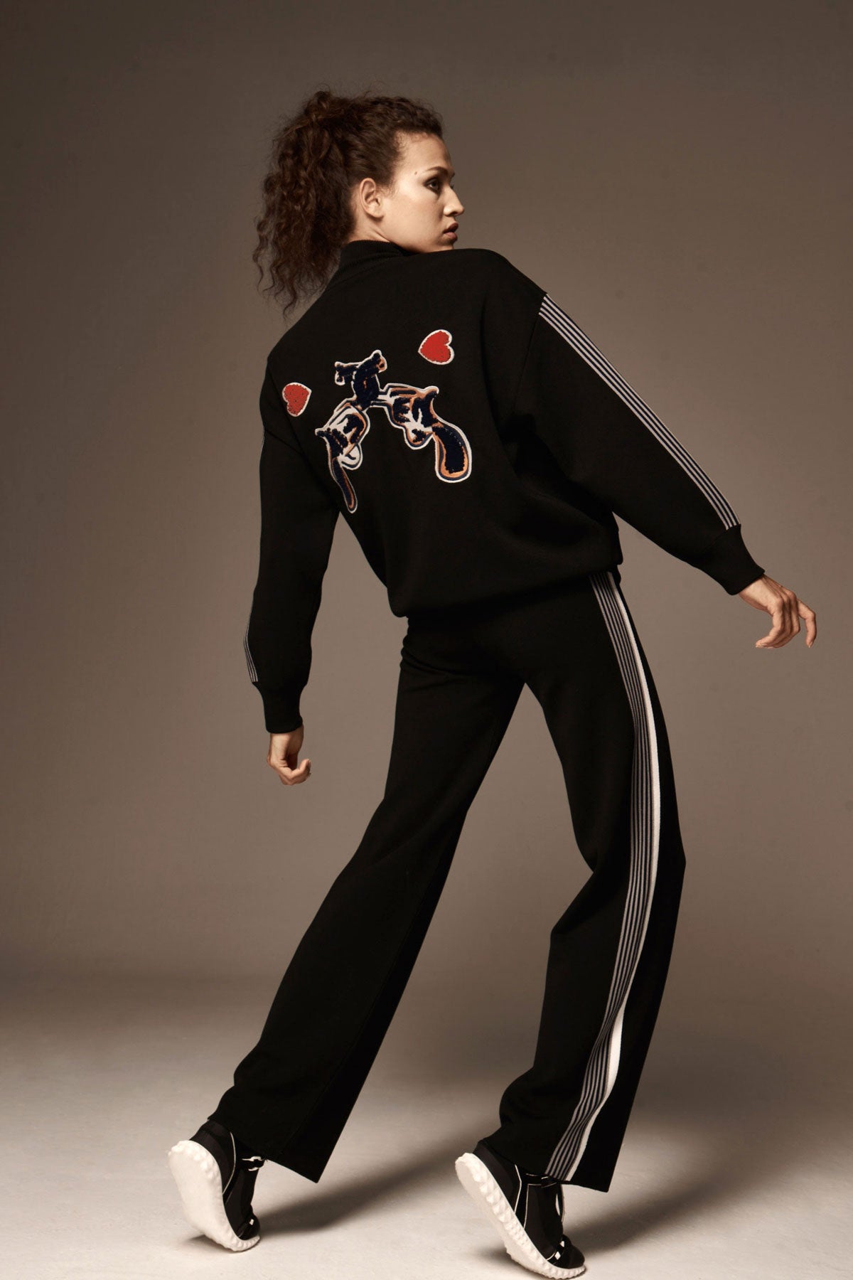 GUN EMBROIDED SWEATER TOP